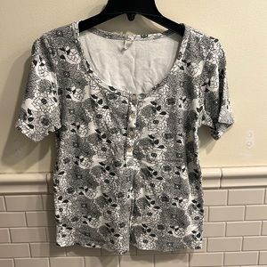 Kate Quinn Women’s white with black sunflowers shirt